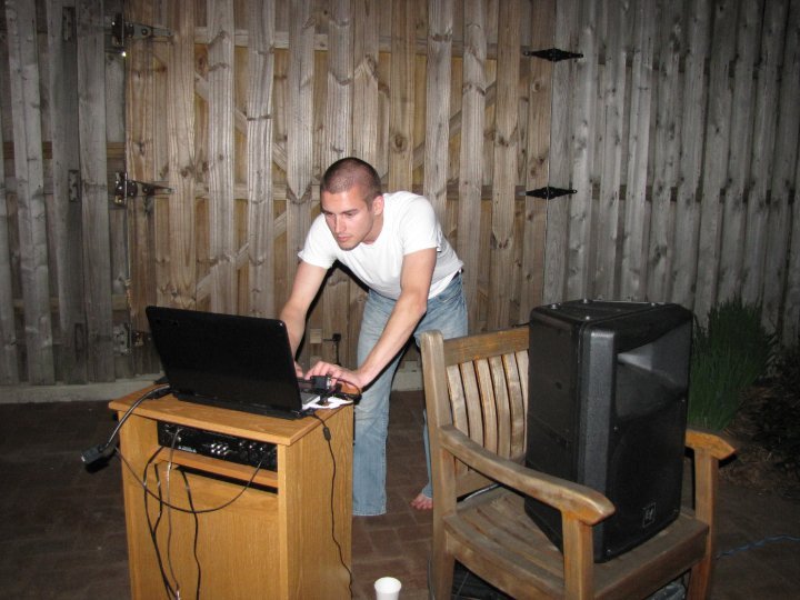 Read more about the article Hire A Gold Coast Wedding DJ – 5 Things to Check